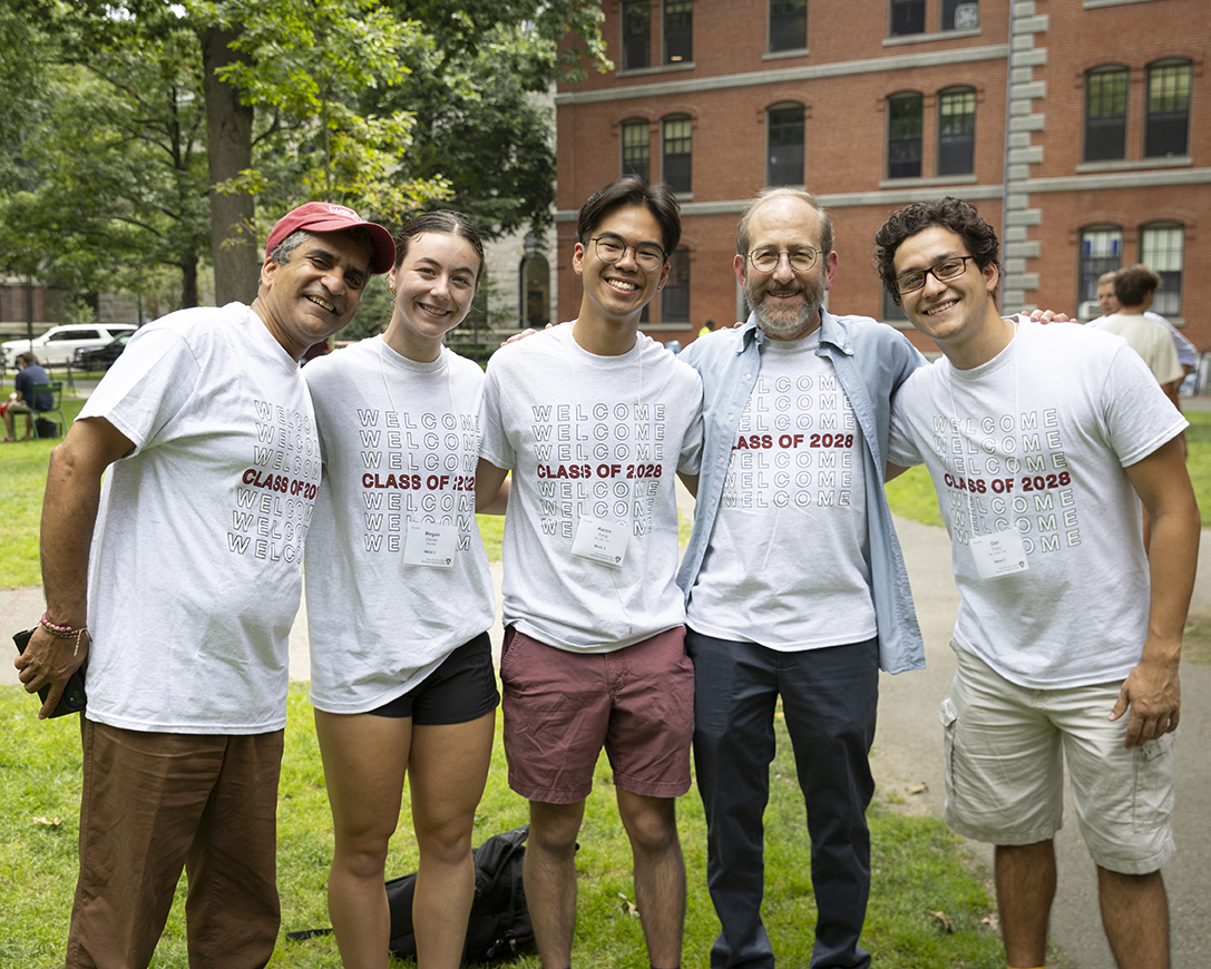 Alan Garber, Rakesh Khurana, and students on move-in day